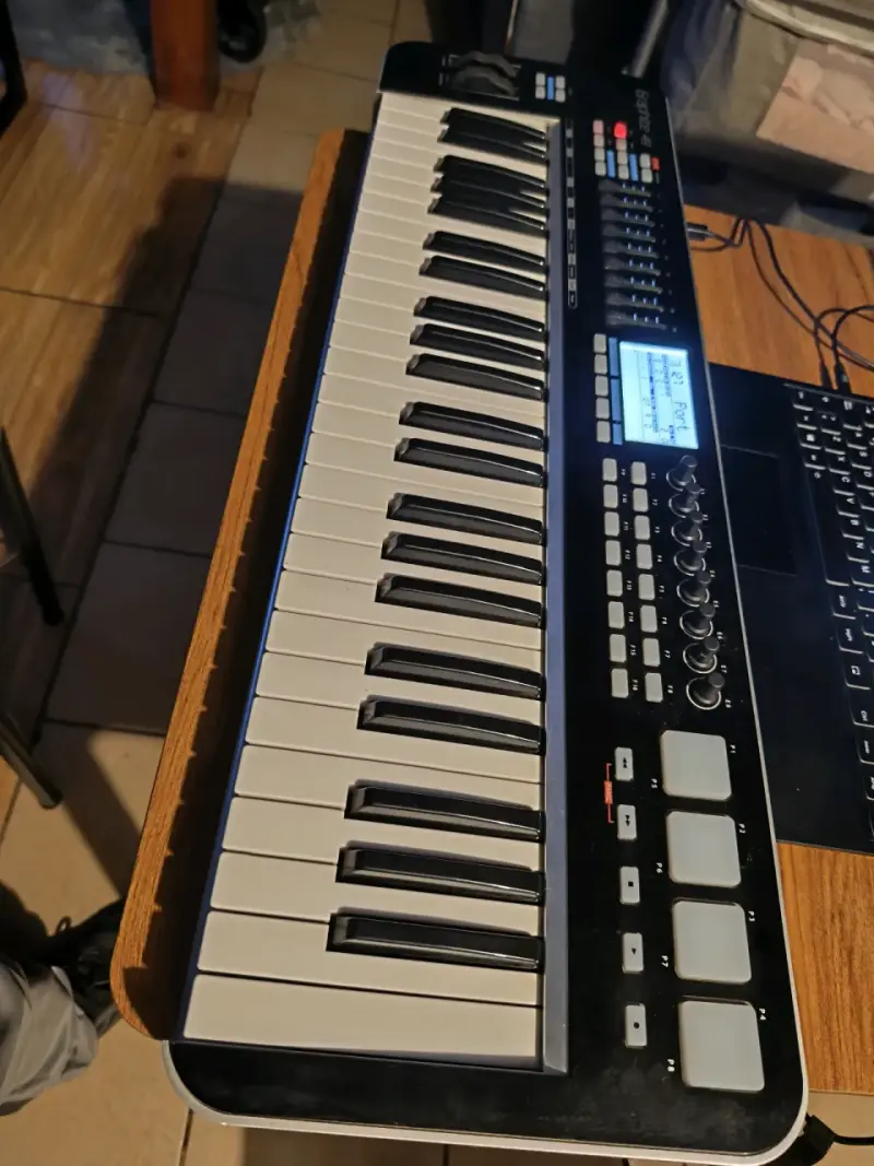 Teclado MIDI Samson Graphite 49 Controlador - 2