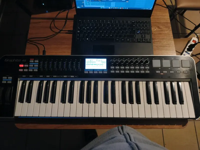 Teclado MIDI Samson Graphite 49 Controlador - 5