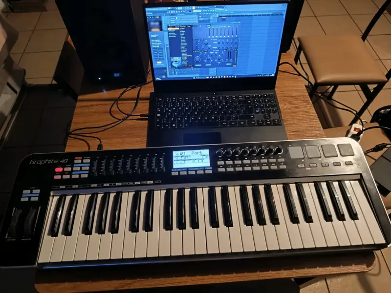 Teclado MIDI Samson Graphite 49 Controlador - 6