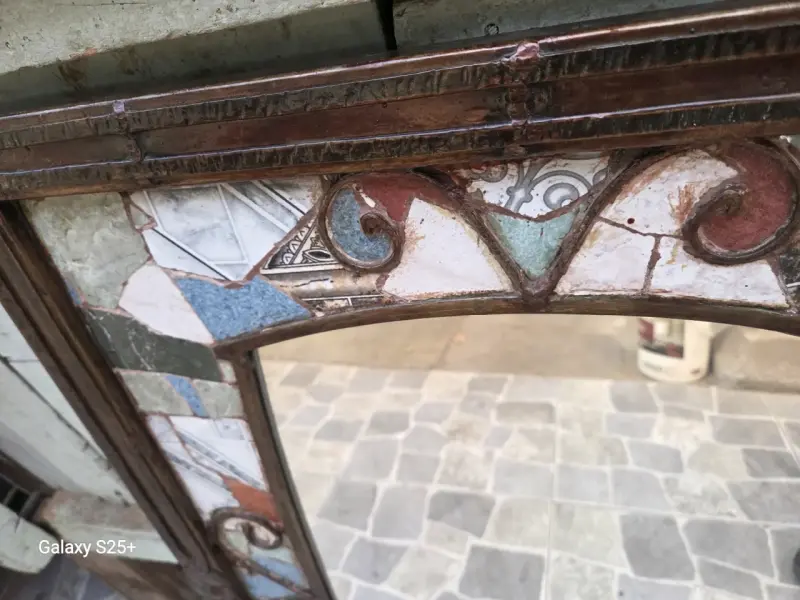 Espejo antiguo con marco de mosaico decorativo