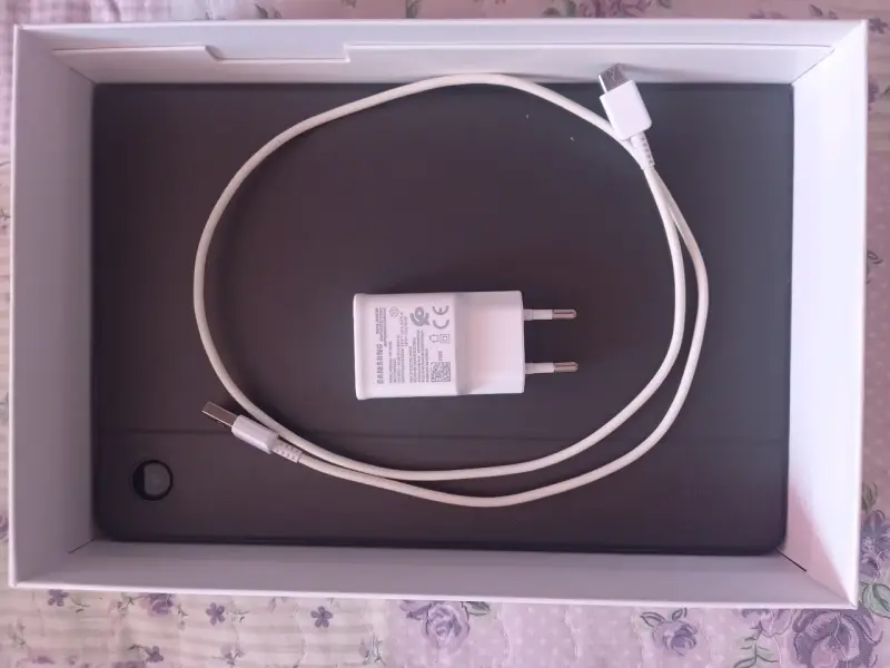 Tablet Samsung Galaxy Tab A8 con cargador - 3