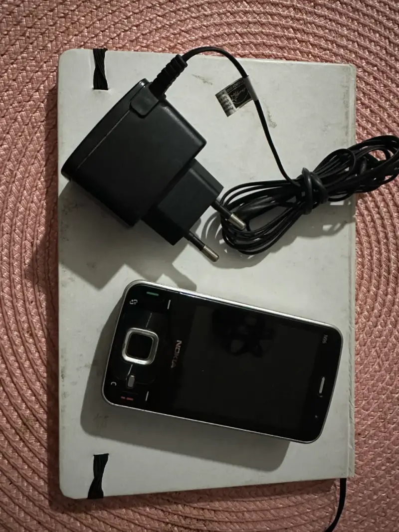 Teléfono Nokia N96 con cargador original