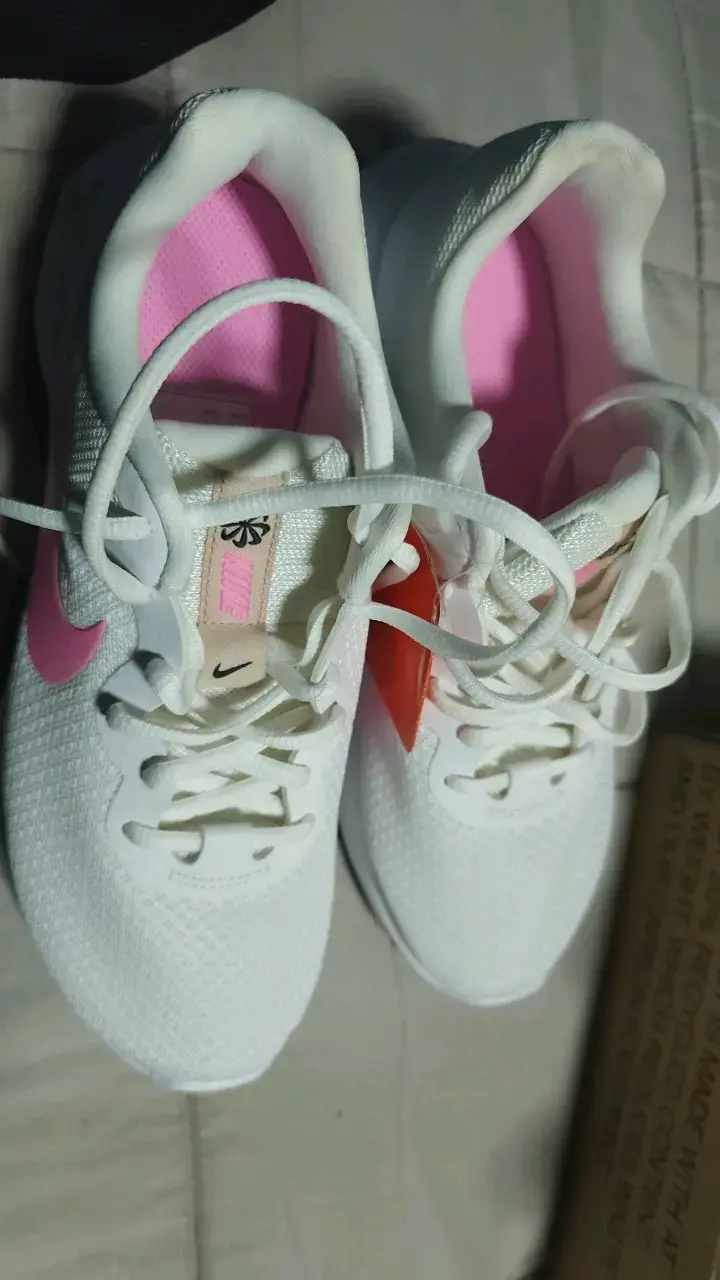 Zapatillas deportivas blancas con logo rosa Nike Revolution - 1