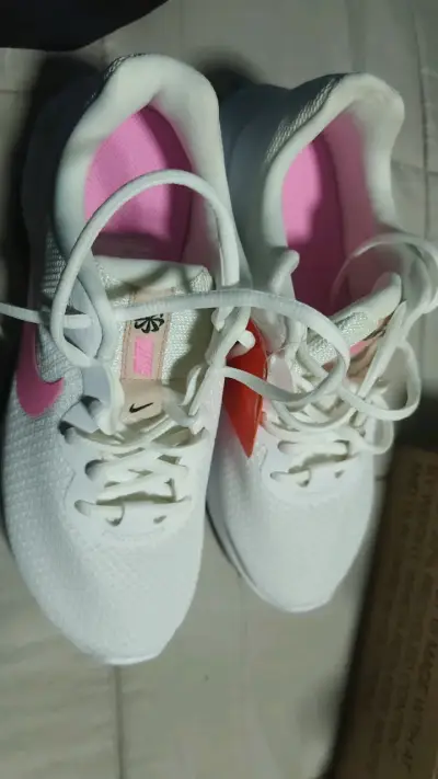 Zapatillas deportivas blancas con logo rosa Nike Revolution - miniatura 1