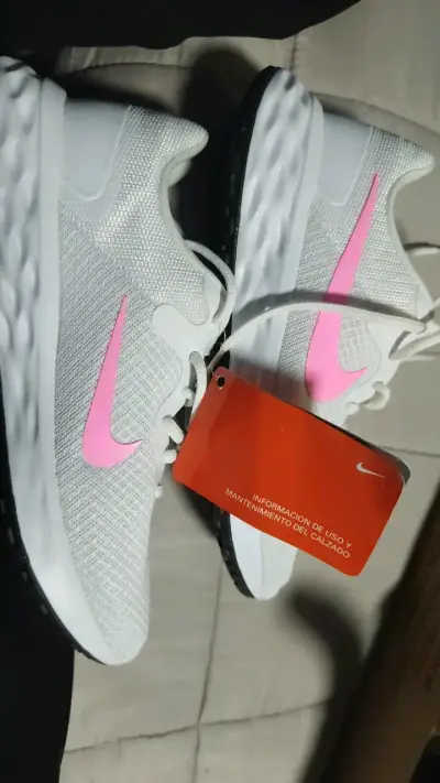 Zapatillas deportivas blancas con logo rosa Nike Revolution - miniatura 3