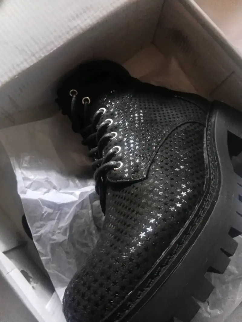 Botines negros con diseño de estrellas - 1