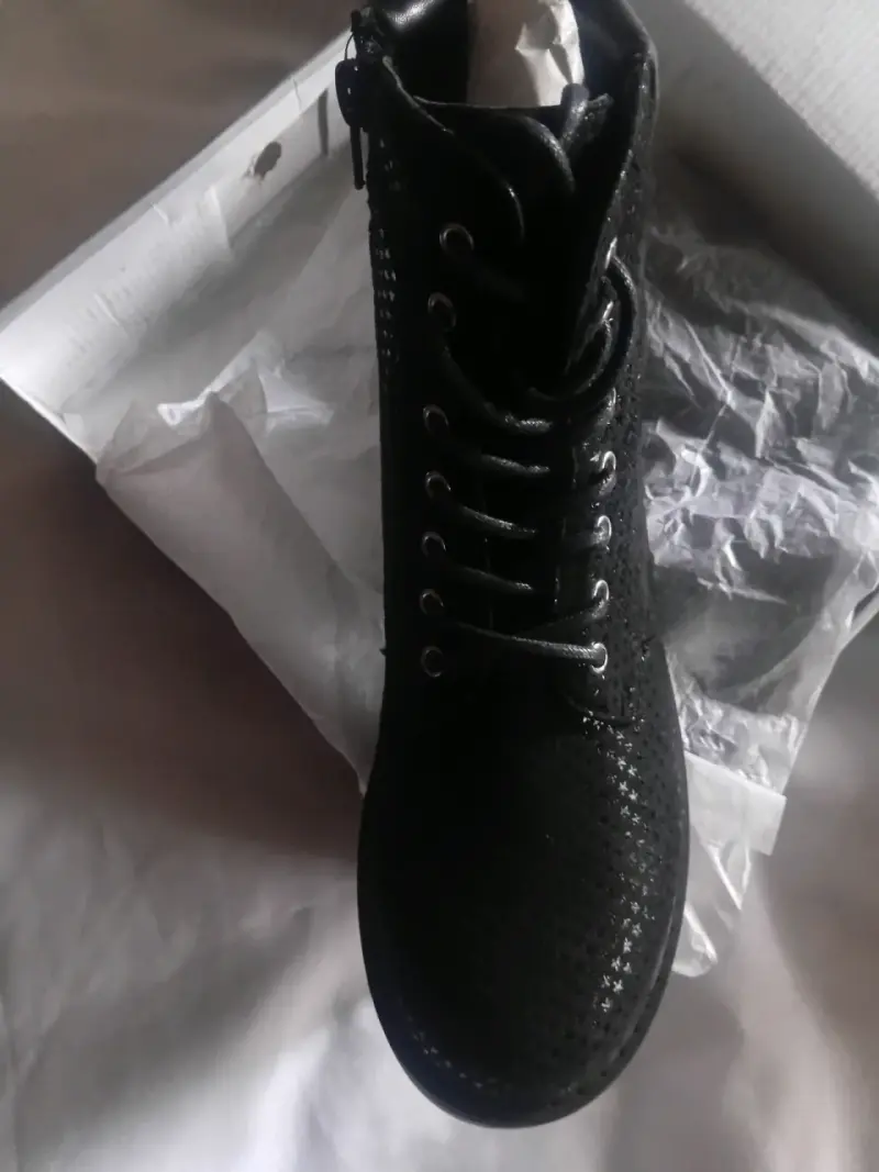 Botines negros con diseño de estrellas - 3