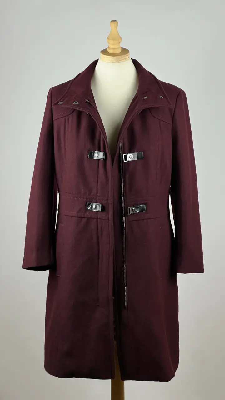 Abrigo burdeo Kenneth Cole - 64% Lana - Talla S - 2