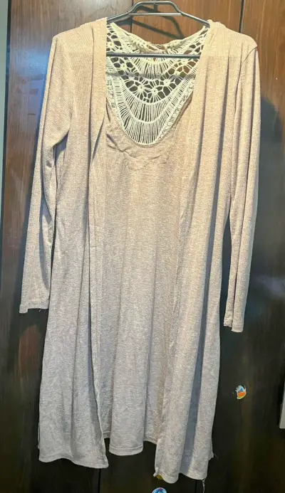 Cardigan beige con encaje en la espalda - miniatura 1