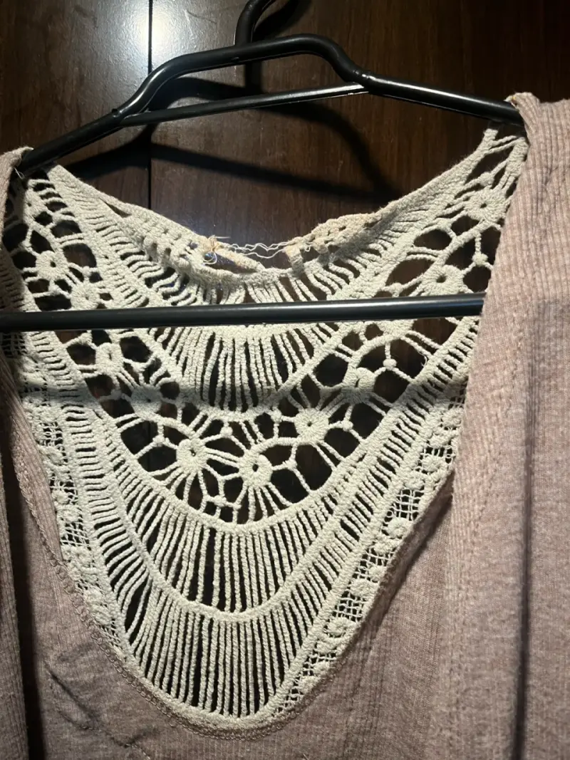 Cardigan beige con encaje en la espalda - 2