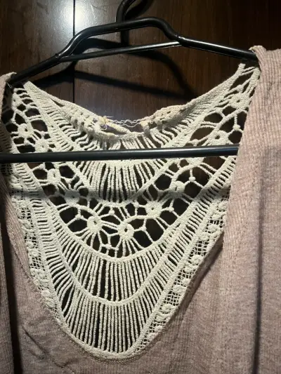 Cardigan beige con encaje en la espalda - miniatura 2