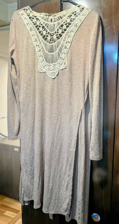 Cardigan beige con encaje en la espalda - miniatura 3