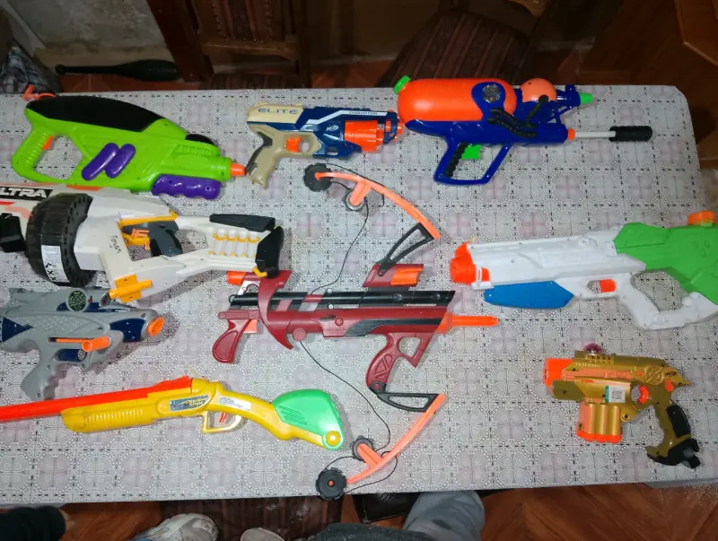 Lote de pistolas de juguete y lanzadores de agua - 1