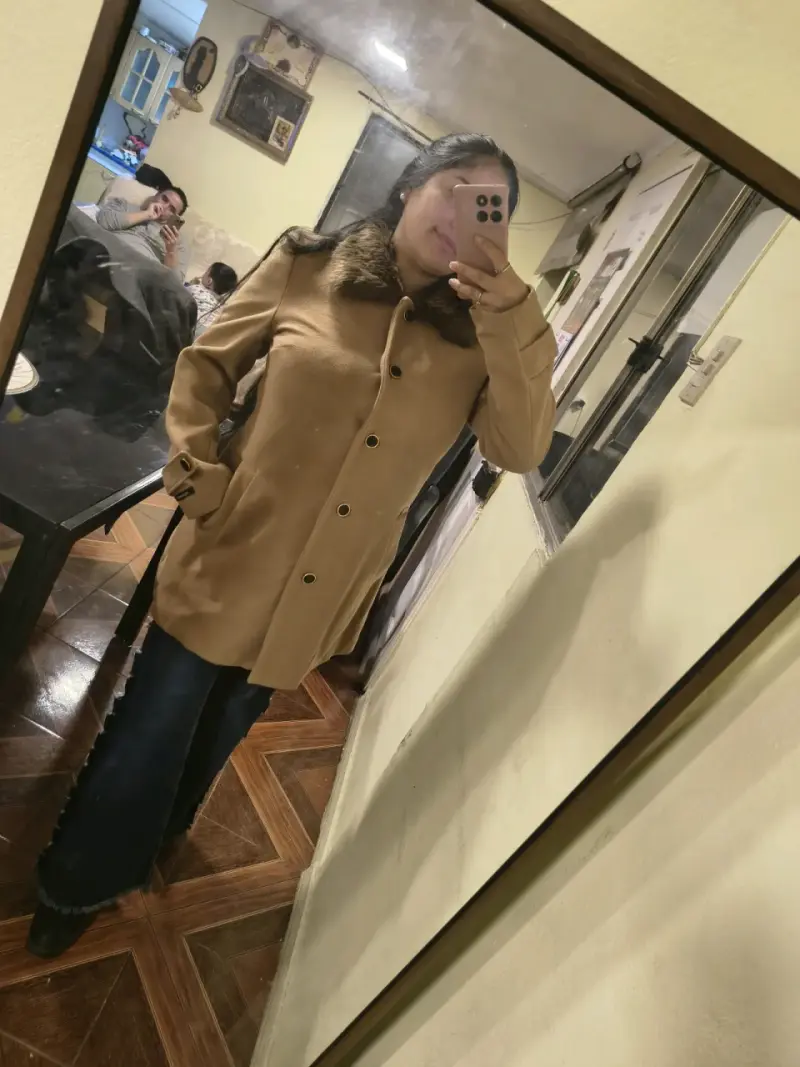 Abrigo de mujer color camel con cuello de piel - 2