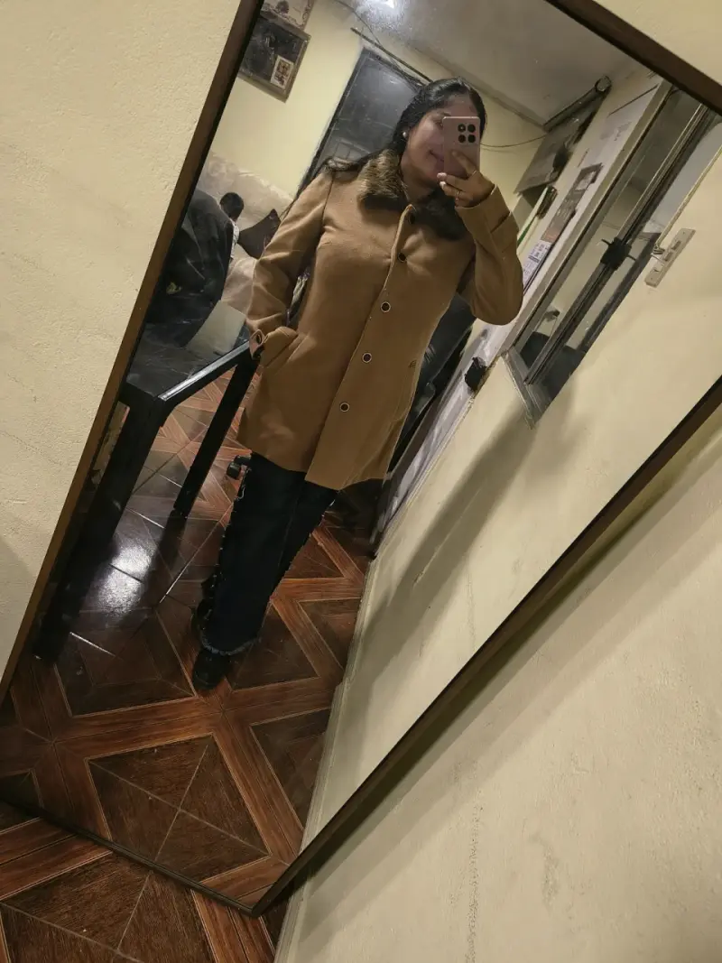 Abrigo de mujer color camel con cuello de piel - 3
