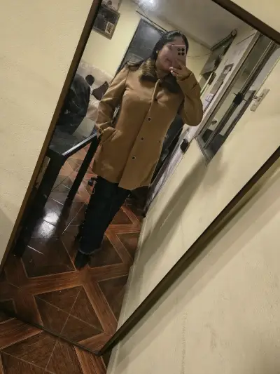 Abrigo de mujer color camel con cuello de piel - miniatura 3