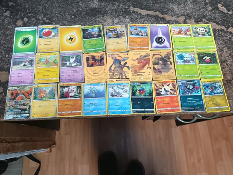 Colección de cartas Pokémon variadas