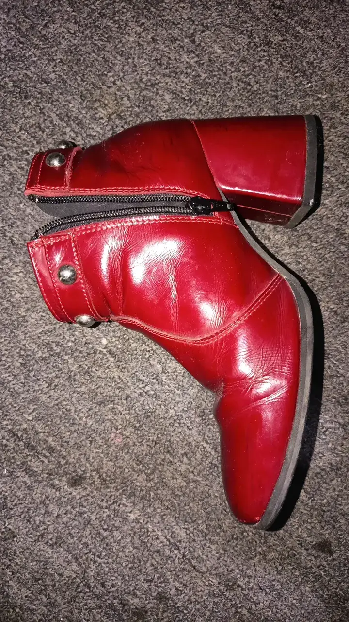 Botines rojos de cuero con tachas - 1