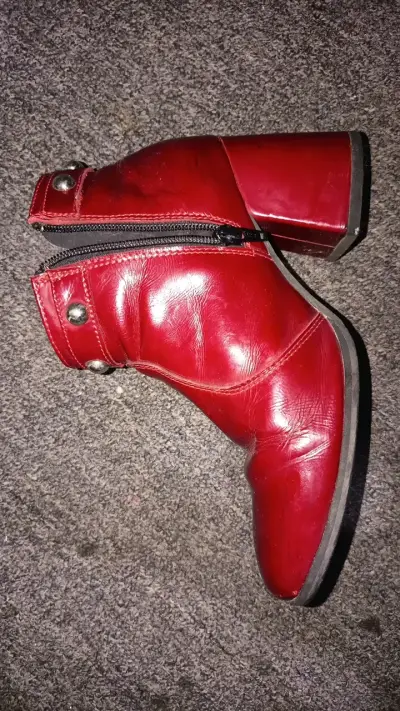 Botines rojos de cuero con tachas - miniatura 1