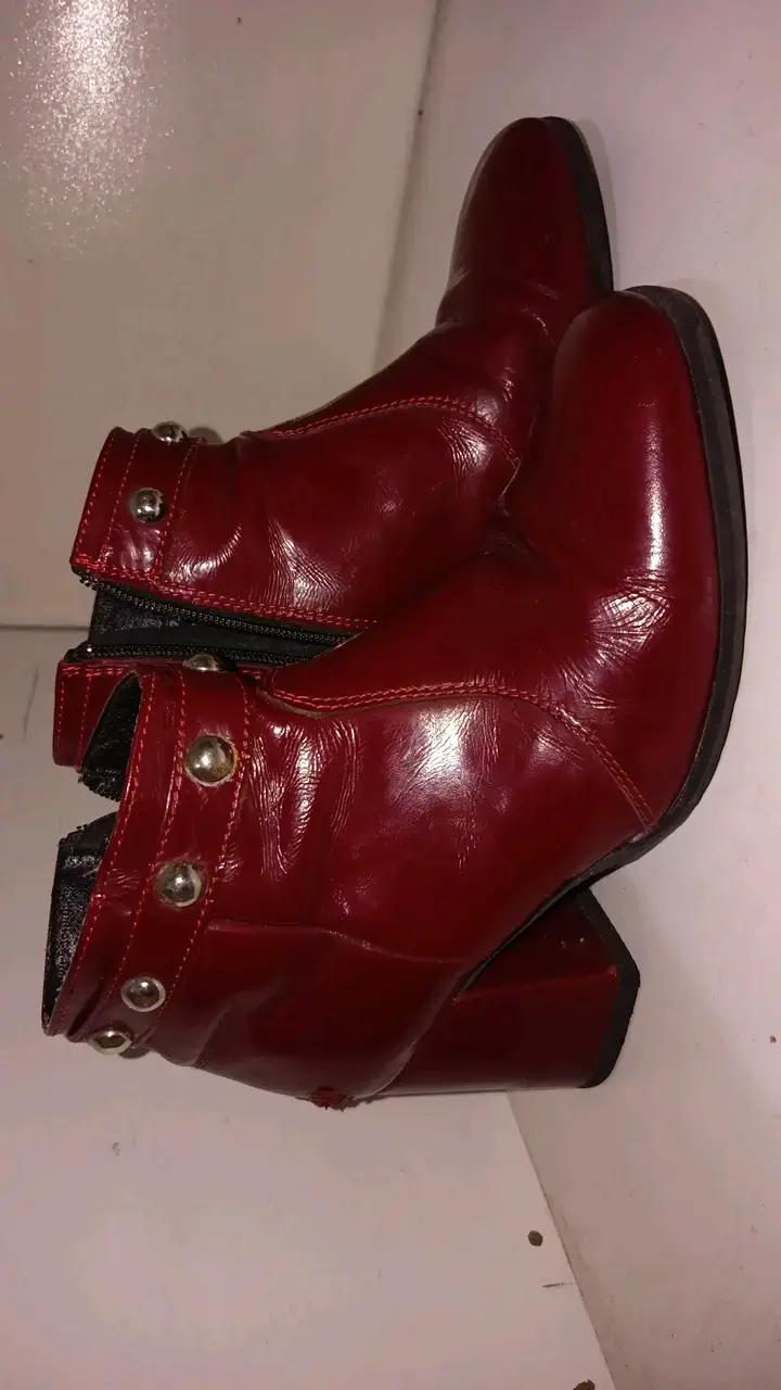 Botines rojos de cuero con tachas - 2