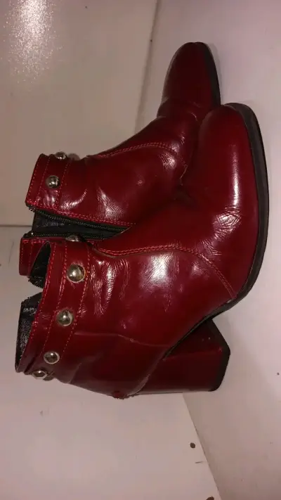 Botines rojos de cuero con tachas - miniatura 2