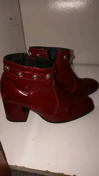 Botines rojos de cuero con tachas - miniatura 3