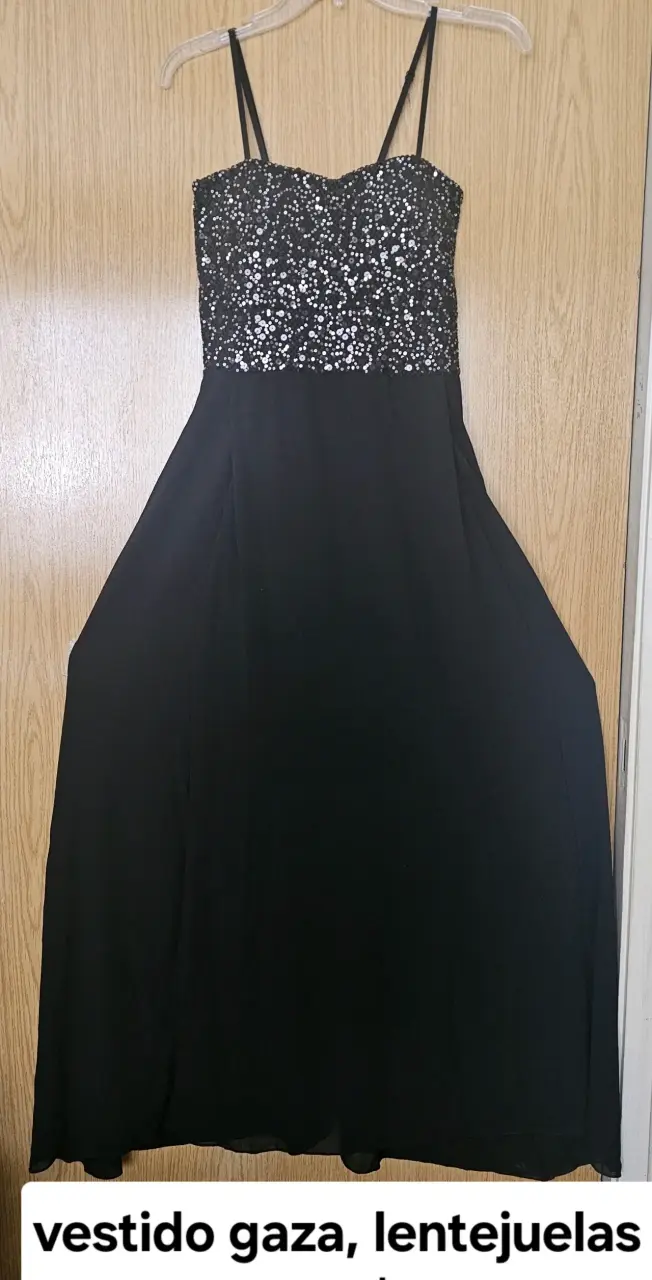 Vestido negro de gasa con lentejuelas