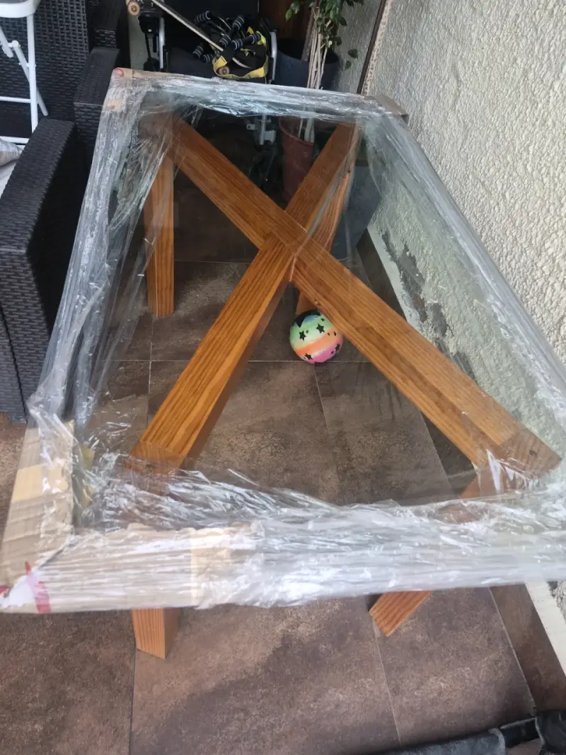 Mesa de comedor de vidrio con base de madera - 2