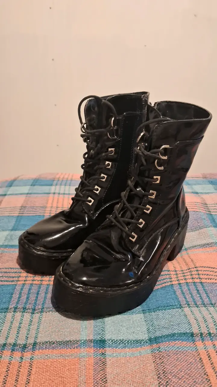Botas negras de charol con plataforma