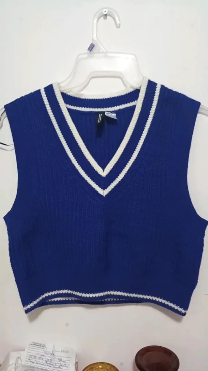Chaleco sin mangas azul con ribetes blancos - 1