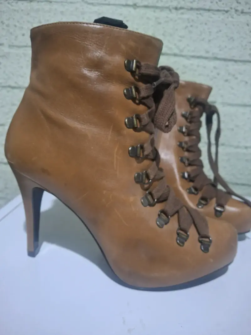Botines de cuero marrón con tacón alto