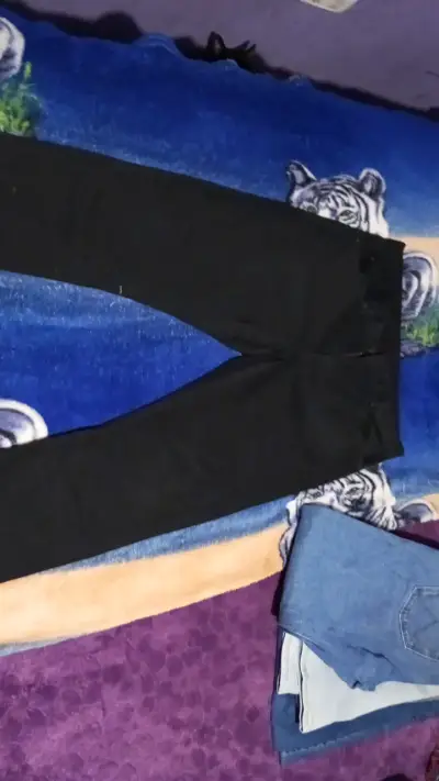 Pantalón negro de mezclilla - miniatura 2