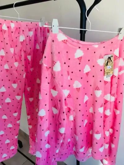 Pijama de polar rosa con estampado de helados - miniatura 3