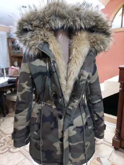 Parka camuflada con capucha de piel sintética - miniatura 1