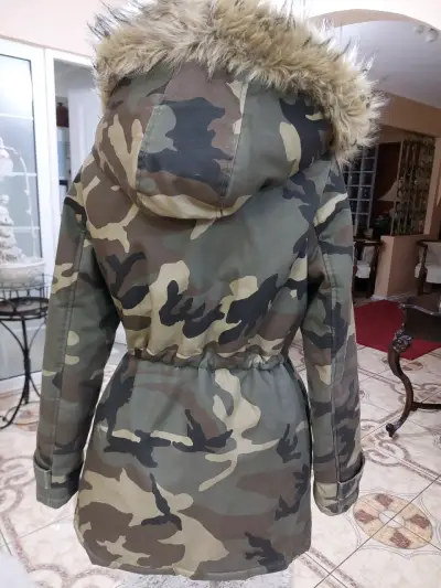 Parka camuflada con capucha de piel sintética - miniatura 3