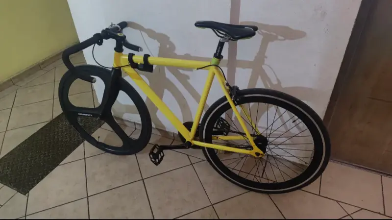 Bicicleta de carretera amarilla con rueda delantera aerodinámica - 2