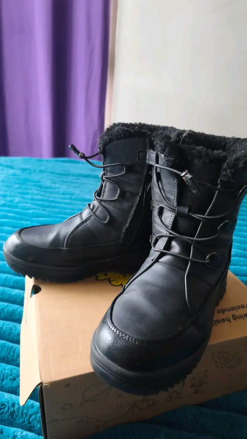 Botas de invierno negras con forro de piel sintética - 1