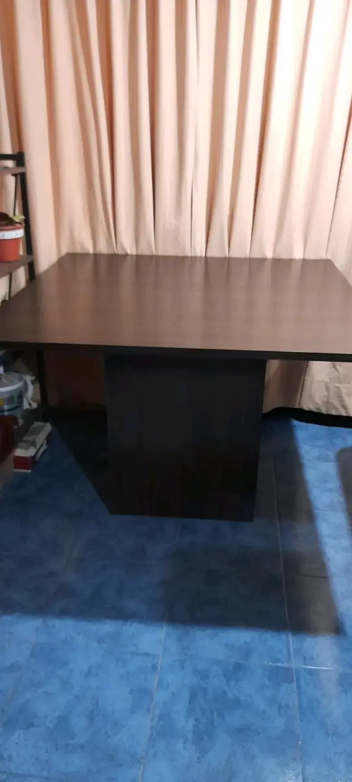 Mesa de comedor cuadrada con 8 sillas de madera - 2