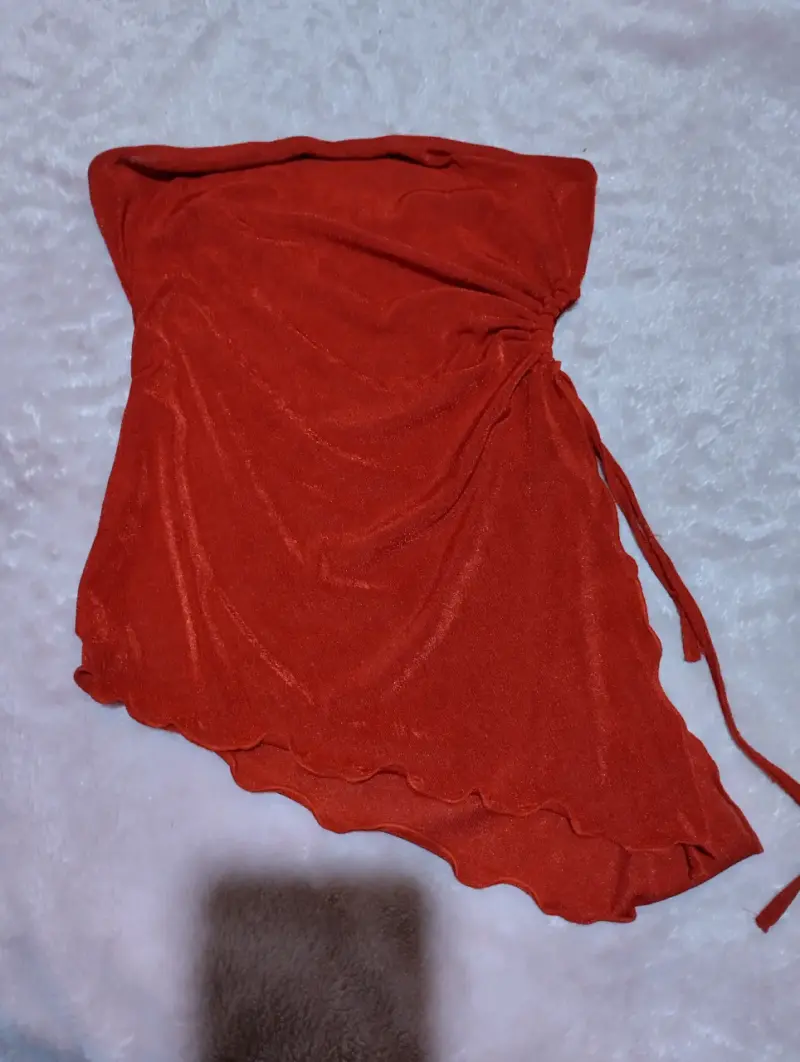 Top rojo sin tirantes con diseño asimétrico - 2