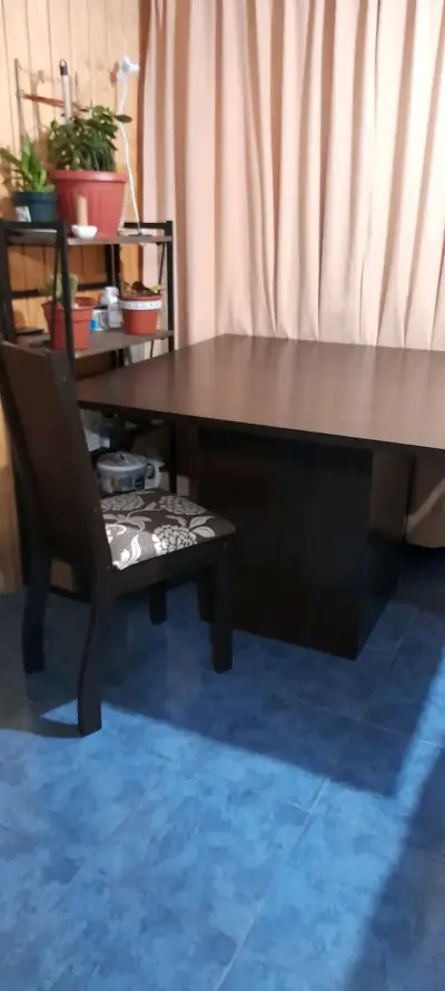 Mesa de comedor cuadrada con 8 sillas de madera - miniatura 1