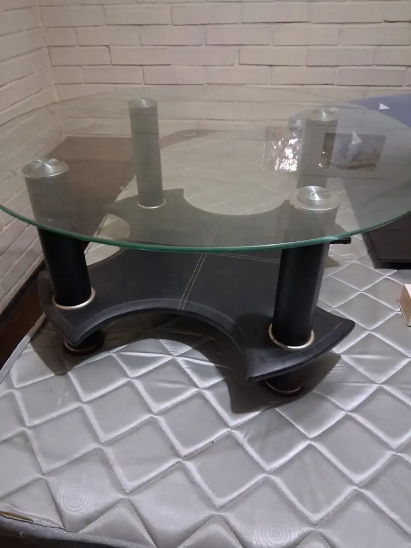 Mesa de centro de vidrio y metal moderna - 1