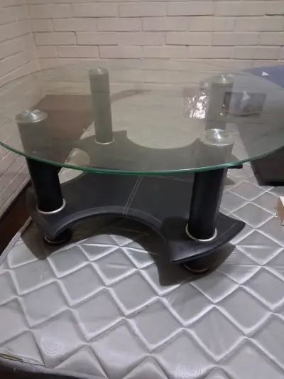 Mesa de centro de vidrio y metal moderna - miniatura 1