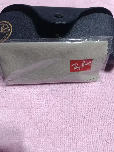 Estuche de gafas Ray-Ban con paño de limpieza - miniatura 1