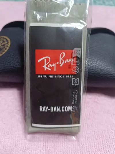 Estuche de gafas Ray-Ban con paño de limpieza - miniatura 2
