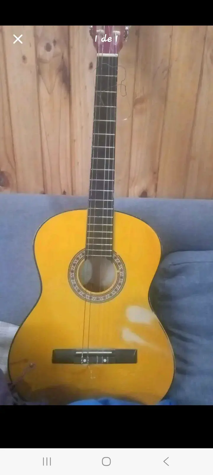 Guitarra clásica de madera amarilla