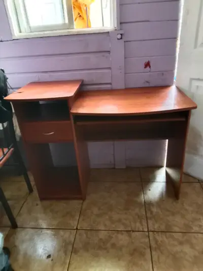 Escritorio de madera con cajón y estante - miniatura 1