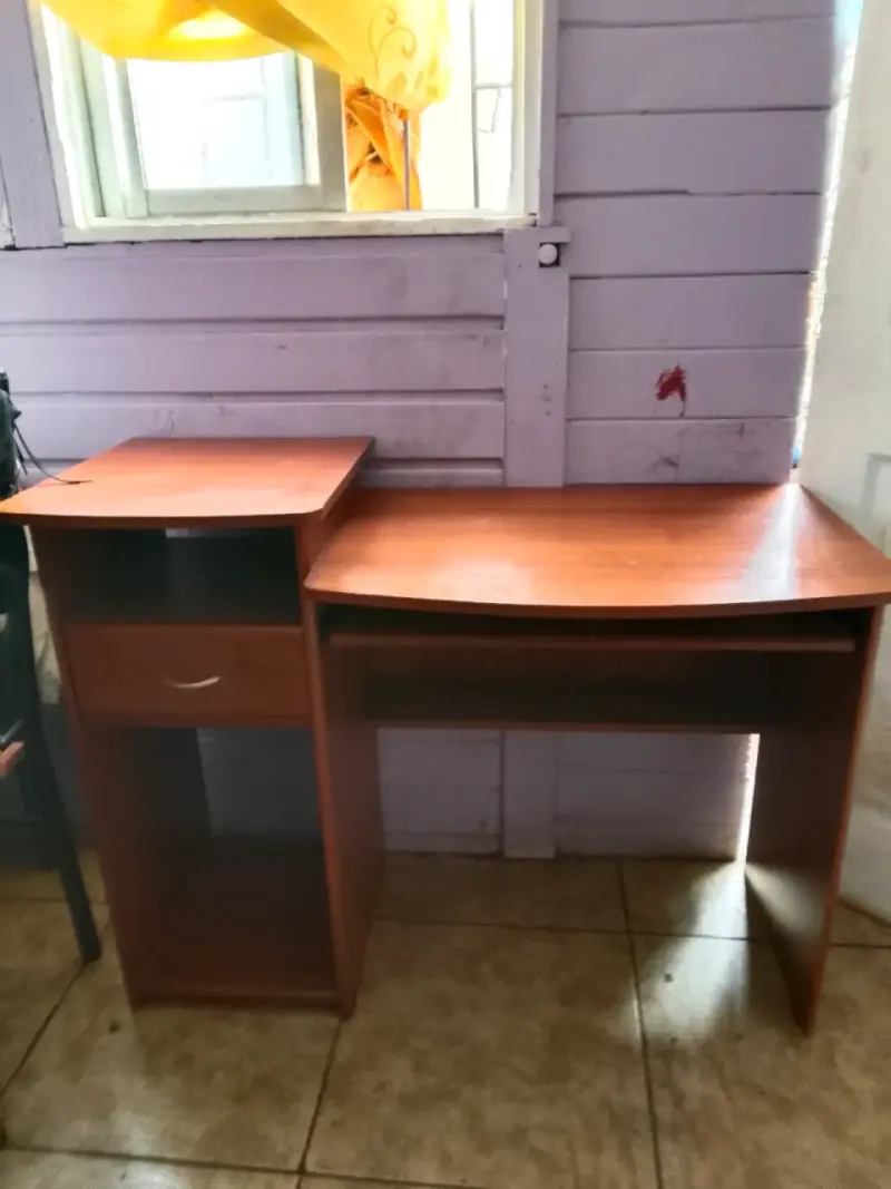 Escritorio de madera con cajón y estante - 2