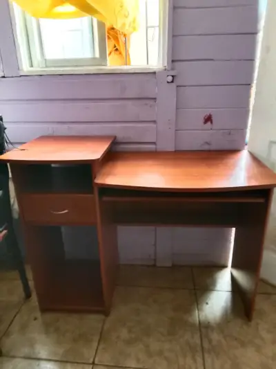 Escritorio de madera con cajón y estante - miniatura 2