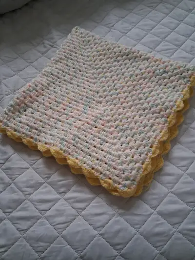 Manta de bebé tejida a crochet suave y delicada - miniatura 3