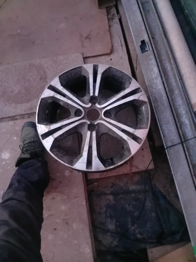 Llanta de aleación para auto con diseño moderno - 2